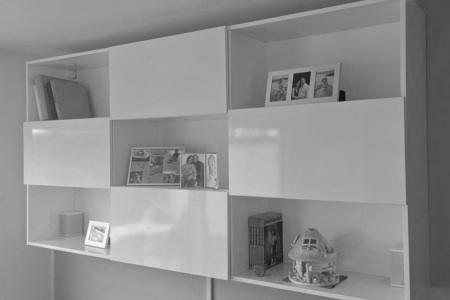 Maßgefertigtes Bücherregal und Hängeschrank mit Push-to-open